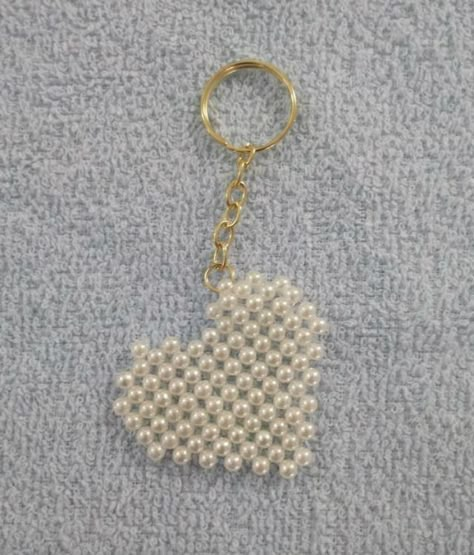 Hand Beaded Bag, Pearl Crafts, Diy Jewelry Display, Diy Bracelets Easy, Pearl Bag, Beaded Crafts, Beaded Jewelry Patterns, Beaded Keychains, Beaded Accessories