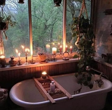 Boho Bathrooms, Cottagecore House, Living Bathroom, Cottage Core House, Dark Cottage Core, Boho Lifestyle, College Ideas, Casa Vintage, Bathroom Tub