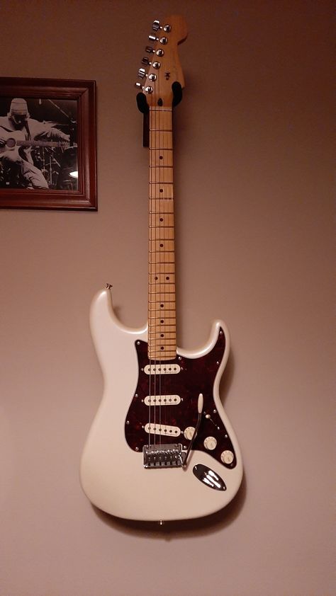 Stratocaster Aesthetic, Pink Stratocaster, Famous Guitarists, Types Of Guitar, Guitar Fretboard, Stratocaster Guitar, Guitar Photos, Guitar Obsession, Cool Electric Guitars