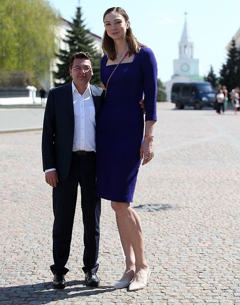 Tall Boyfriend Short Girlfriend, Taller Girlfriend, Tall Girl Short Guy, Short Girlfriend, Tall Boyfriend, Giant People, Short Couples, Tall Women Fashion, Julius Erving