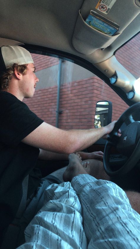 girl with white pants sitting in truck with her feet on a teenage boy's lap while he drives. the boy is wearing a backwards hat over his ginger hair and black t-shirt. Driving With Boyfriend, Truck Boyfriend, Boyfriend Driving, Pretty Vibes, Relation Ship, Truck Girl, Dream Dates, White Truck, Cute Date Ideas