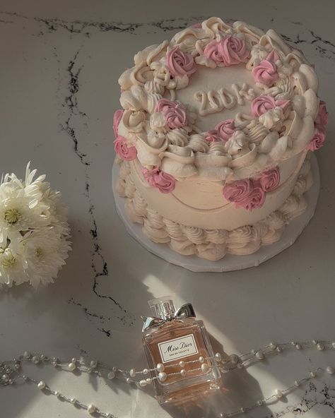 Pink vintage cake minimalist 200k aesthetic old money coquette girly Pink Vintage Cake, Money Birthday Cake, Money Cake, Winter Instagram, Drip Cakes, Miss Dior, Pink Vintage, Vintage Cake, 21st Birthday