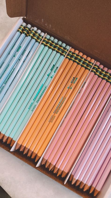 Stationary Pencils, Aesthetic Pencils, Pencils Aesthetic, Pencil Aesthetic, Cute Pencils, School Wishlist, Bad Education, Pretty School Supplies, Mha Dr