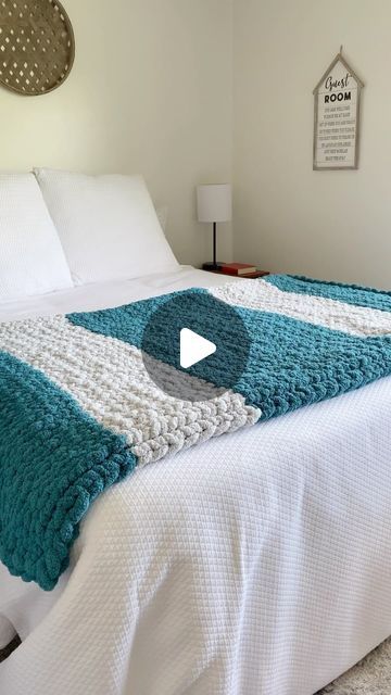 Chunky Knit Blanket Pattern, Diy Blanket, Modern Crochet Blanket, Homemade Quilts, Chunky Knitting, Blanket Diy, Blanket Knitting Patterns, Modern Crochet, Crochet Blankets