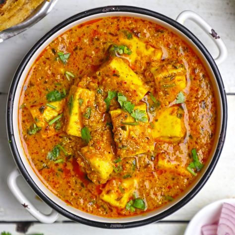 This one-pot paneer curry recipe requires less than 30 minutes. It is perfect for a busy weeknight family dinner. Paneer Butter Masala Recipe, Indian Paneer Recipes, Chili Paneer, Paneer Curry Recipes, Grilled Paneer, Butter Masala Recipe, Paneer Curry, Tandoori Roti, Butter Masala