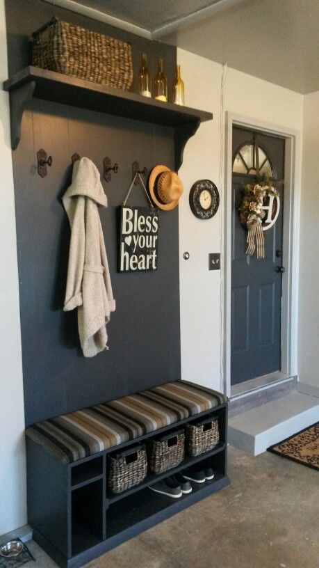 My new garage entry way! Entry Nook, Door Bench, Garage Entryway, Vstupná Hala, Farmhouse Mudroom, Garage Organization Tips, Garage Diy, City Farmhouse, Mudroom Entryway