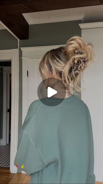 TORIE BLISS on Instagram: "Claw clip messy bun 🖤 𝖘𝖆𝖛𝖊 & try" Claw Clip Messy Bun, Clip Messy Bun, Claw Clip Messy, Quick Braids, Black Women Short Hairstyles, Nurse Hairstyles, Long Length Hair, Messy Bun Tutorial, Hair Extension Clips