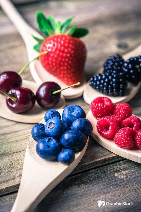 Berry Aesthetic, Berries Photography, Food Photography Fruit, Strawberry Background, One Strawberry, Berry Photography, Fruit Icons, Strawberry Summer, Rustic Background