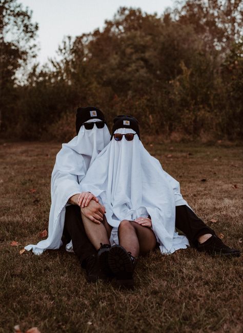 Spooky photoshoot idea perfect for couples or friends! | Bridgette Lewis Photography | Ghost photoshoot ideas • Creative halloween photoshoot • beer photoshoot Ghost Couple Pictures, Ghost Photoshoot Ideas Couple, Couple Scream Photoshoot, Vampire Photoshoot Male, Sheet Ghost Couple, Couples Ghost Photoshoot, Ghost Photoshoot Couple, Couple Ghost Photoshoot, Ghost Couple Photoshoot