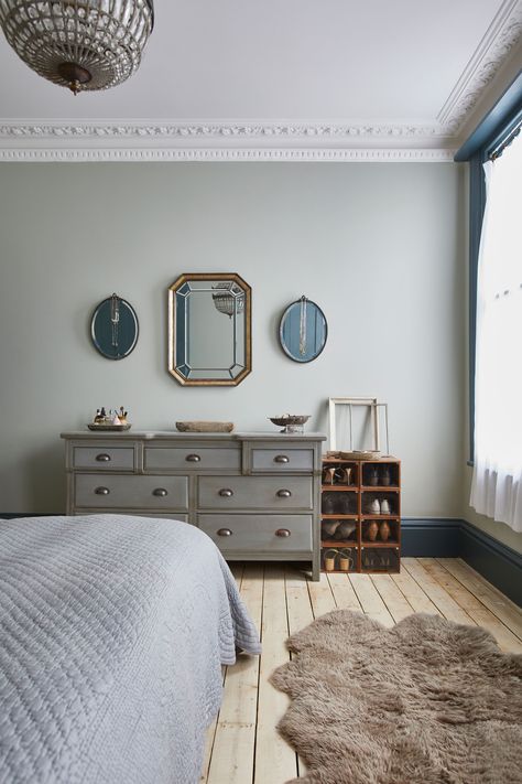 Blue Victorian Bedroom, Blue Vintage Bedroom, Light Blue Room, Victorian Bedrooms, Light Blue Rooms, Bedroom Ceilings, Light Blue Bedroom, Calming Coastal, Latest Decorating Trends