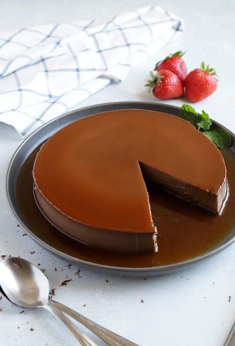 This creamy chocolate flan recipe is an easy and decadent dessert perfect to end any meal. A delicious upgrade to the classic flan. #dessert #smartlittlecookie #flan #chocolate #easydessert #custard #caramel Chocolate Flan Recipe, Flan Recipe Easy, Chocolate Flan, Coconut Flan, Mousse Chocolate, Flan Cake, Custard Desserts, Flan Recipe, Creamy Chocolate