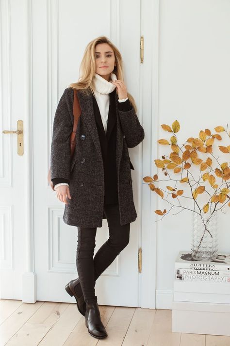 Kasia Tusk, Rain Boot Outfit, Outfits For Spain, Rain Outfit, Daily Moments, Classic Style Outfits, Look Of The Day, Make Life Easier, Balenciaga Bag