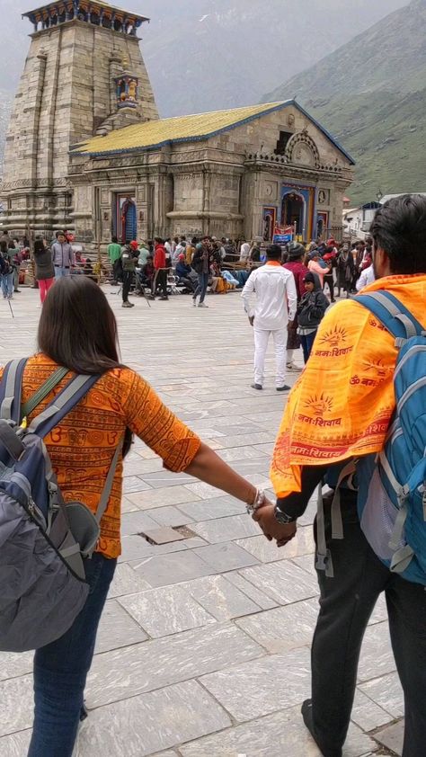 Kedarnath Couple Photography, Kedarnath Couple Pic, Couples In Mandir, Temple Photography, Real Woman, Best Poses For Photography, Couple Pose, The Moon Is Beautiful, Iphone Instagram