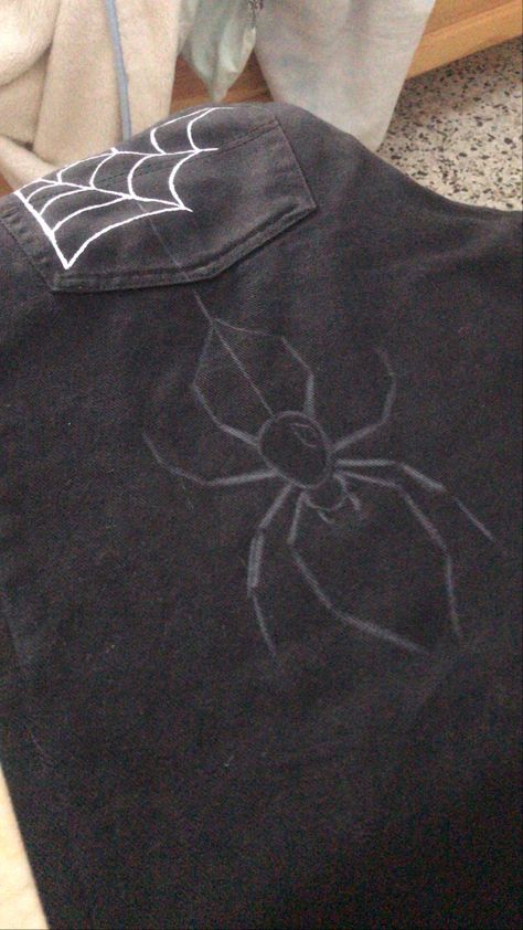 Spider Bleach Shirt, Black Tshirt Painting, Diy Shirt Ideas Paint, T Shirt Upcycling Diy, Shirt Painting Ideas, Spiderman Painting, Bleaching Clothes, Jeans Drawing, Easy Diy Clothes