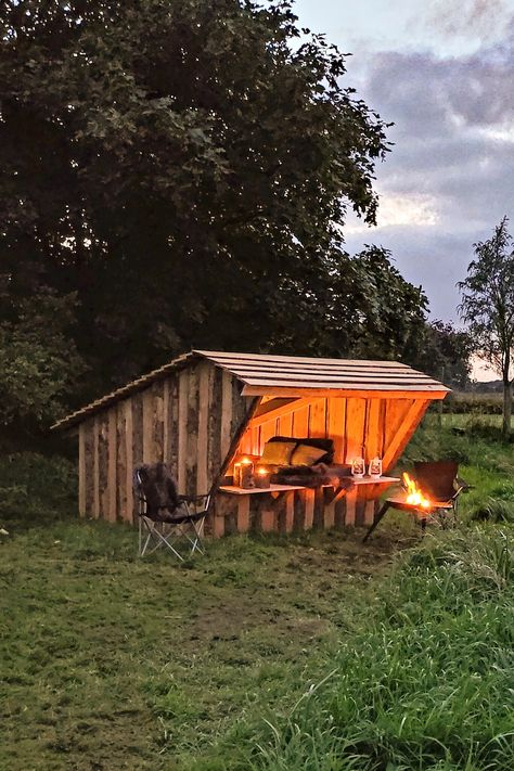 Få et shelter i haven i dansk produceret lærketræ. Shelteret er med indbygget magasin, evt. til opbevaring af udemøbler. Shelter I Haven, Hipcamp Ideas, Build Shed, Garden Waterfall, Off Grid Cabin, Roof Deck, Backyard Projects, Shed Plans, Cabins In The Woods