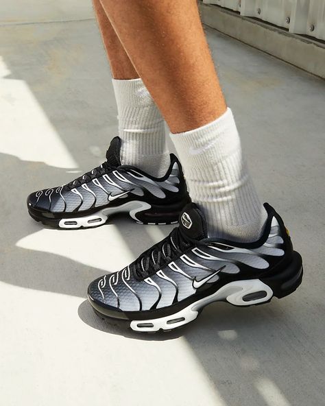 Jordan Shoes Style, Nike Tn Shoes, Nike Air Max Mens, Nike Shoes (men), Nike Max, Black Nike Shoes, Nike Tn, Kicks Shoes, Streetwear Shoes