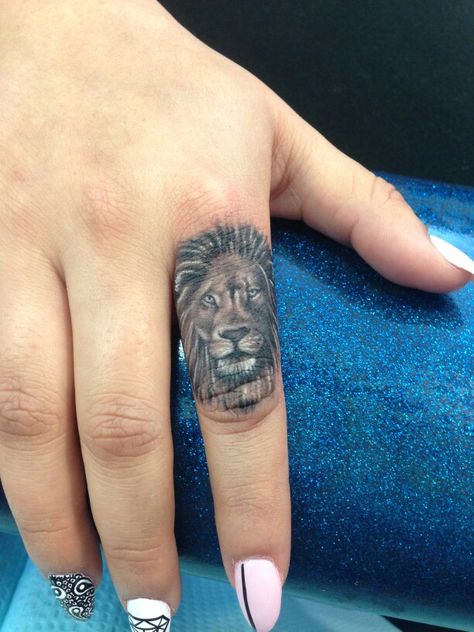 . Lion Finger Tattoo For Women, Wolf Lion Tattoo, Lion Finger Tattoo, Feel Tattoo, Hand Tato, Lion Tattoo Girls, Cara Delevingne Tattoo, Lion Tattoo On Finger, Lion Hand Tattoo