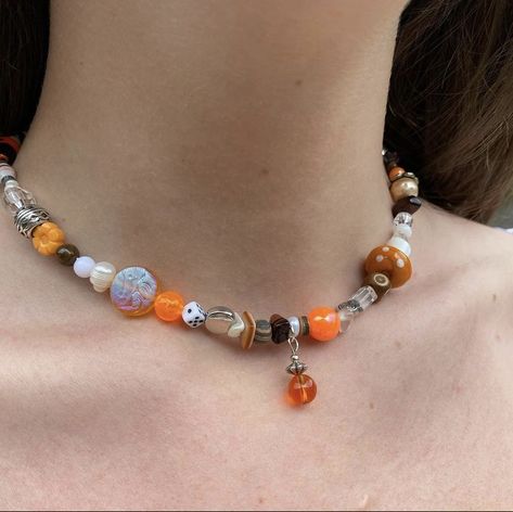 Brown and orange beaded necklace Instagram: @dddaisyco Chunky Bead Necklaces Aesthetic, Mismatch Bead Necklace, Orange Necklace Aesthetic, Funky Beaded Necklaces, Beaded Necklace Chunky, Orange Jewelry Aesthetic, 90s Beaded Necklace, Funky Beaded Necklace, Chunky Beaded Necklace