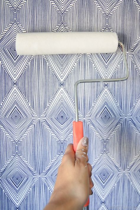 DIY Temporary Fabric Wallpaper (oh my gosh this is mind blowing!!) Fabric Wallpaper Diy, How To Make Wallpaper, Fabric Starch, Paint Wallpaper, Posts Ideas, Door Decs, Vintage Revival, Temporary Wallpaper, Make Your Own Wallpaper