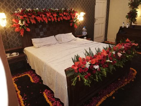 1st Night Bedroom Decoration, Bed Design For Wedding, Bed Decorations For Wedding Night, Pakistani Room Decor Bedroom, Bed Flower Decoration Wedding, Wedding Night Room Decorations Romantic, Bilik Pengantin, Bridal Room Decor, Wedding Night Room Decorations