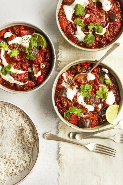 Aubergine chilli Quinoa Chilli, Aubergine Recipe, Vegan Chilli, Bean Chilli, Meat Free Recipes, Chilli Recipes, Vegan Chili, Midweek Meals, Eggplant Recipes