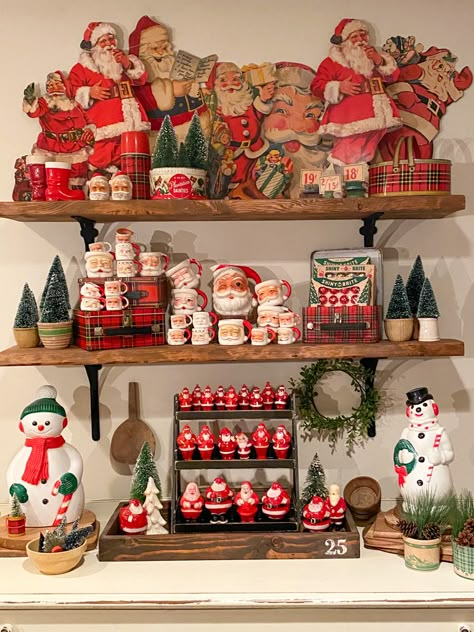 Christmas Decor Ideas For Window Display, Vintage Santa Decorations, Vintage Santa Tablescape, Santa Christmas Decor Ideas, Vintage Santa Tree, Vintage Christmas Vignettes Display, Vintage Santa Collection, Vintage Santa Christmas Decor, Vintage Santa Display