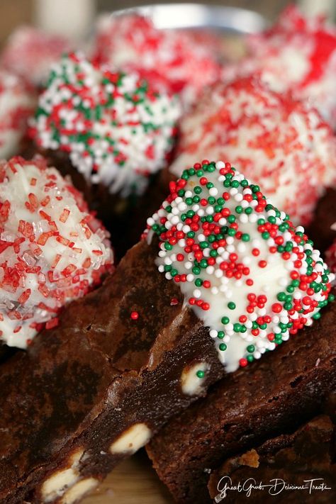 Christmas Brownie Sticks are loaded with white chocolate chips, decorated for the holidays and are super delish. Festive Brownies, Christmas Brownie, Chocolate Walnut Fudge, Christmas Bakes, Christmas Brownies, Walnut Fudge, Xmas Treats, Christmas Recipes Appetizers, Copycat Starbucks Recipes