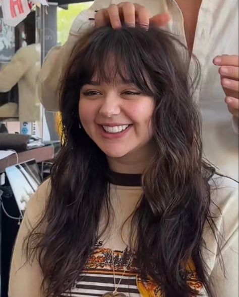 Fringe Bangs On Round Face, Bangs For Frizzy Wavy Hair, Haircuts For Frizzy Hair Round Faces, Wavy Hairstyles Round Face, Long Wavy Hair With Bangs Round Face, Bangs For Frizzy Hair, Haircut For High Forehead, Frizzy Bangs, French Bangs Round Face