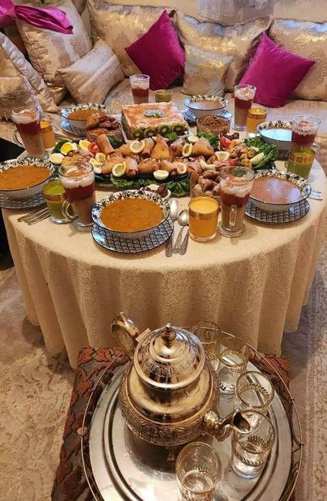 Earthy Food, Arabic Vibes, Table Ramadan, Ramadan Recipes Iftar, Moroccan Arabic, Morocco Food, Amazing Food Platters, Moroccan Table, Moroccan Culture