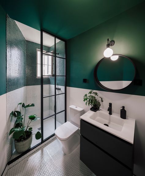 Italian Apartment, Dark Green Bathrooms, Green Bathroom Decor, Bad Inspiration, Green Walls, Basement Bathroom, Bathroom Inspiration Decor, Small Bathroom Design, Green Bathroom