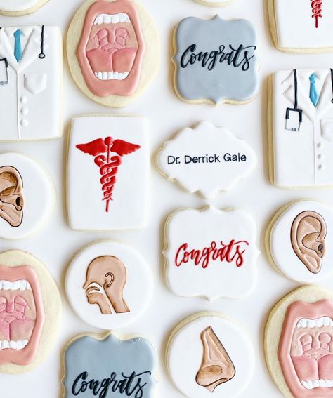 Kate Bakes Cookies on Instagram: “4 years undergrad + 4 years medical school + 5 years residency + 1 year fellowship = one smart cookie! This ENT doctor deserves custom…” Medical Royal Icing Cookies, Medical School Graduation Cookies, Moving Cookies, Dr Cake, Doctor Cookies, Grad Cookies, Medical Cookies, Med School Graduation, Ent Doctor