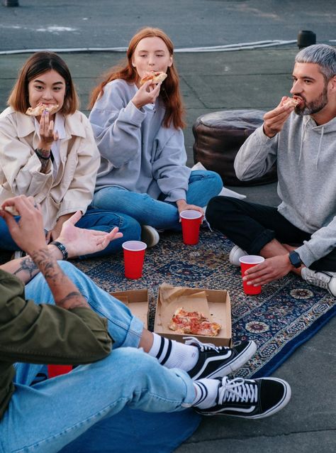 Challenged To Do With Friends, Make Friends In College, Pizza Salami, Home Bar Essentials, Pizza Photo, Vans Girl, Food Photoshoot, Eating Pizza, Free Friends