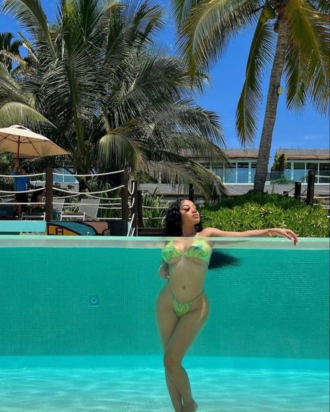 Piscina Aesthetic, Dinner Outfits Summer, Vacation Outfit Ideas, Outfits Vacation, Summer Picture Poses, Colors For Dark Skin, Vacation Goals, Girls Vacation, Glam Photoshoot