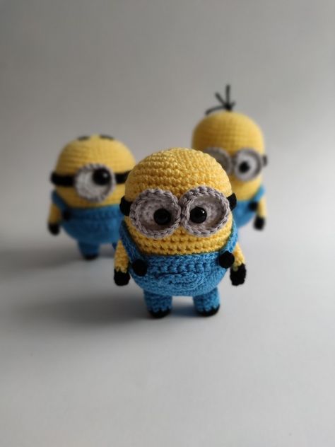 Minions Amigurumi, Minion Crochet, Easy Crochet Animals, Crochet Keychain Pattern, Kawaii Crochet, Crochet Cushions, Crochet Fashion Patterns, Fun Crochet Projects, Crochet Diy