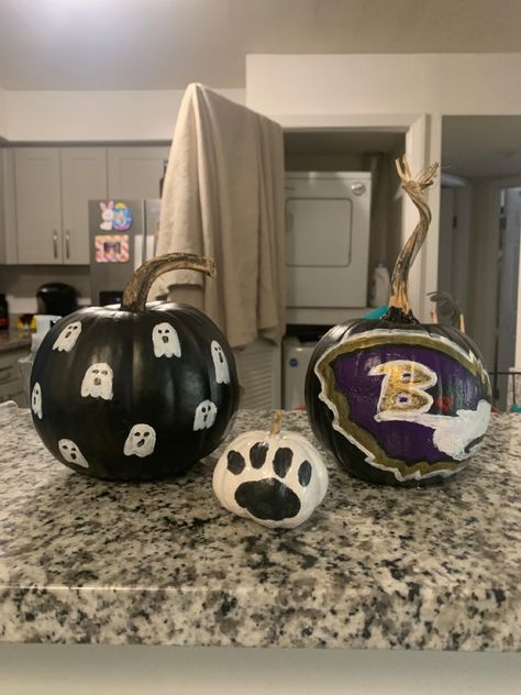 My little familys pumpkins we painted - Little ghosts 👻 Ravens 💜 Paw print 🐾 Pumping Painting, Paw Painting, Pumpkin Painting, Painted Pumpkins, Ravens, Paw Print, Pumpkins, Ghost, Halloween