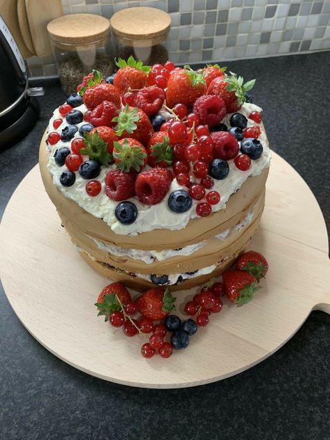 Aesthetic Fruit Cake, Fruit Birthday Cake, Cake Aesthetic, Berry Cake, Summer Cakes, Just Cakes, Pretty Cakes, Fruit Cake, Food Obsession