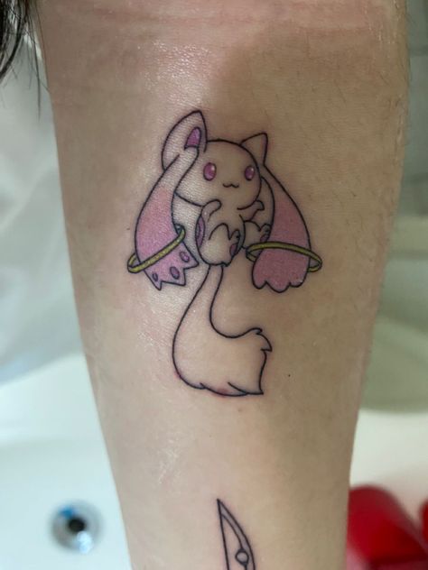 Kyubey Tattoo, Madoka Magica Tattoo Ideas, Vocaloid Tattoo, Danganronpa Tattoo, Mitsuri Tattoo, Madoka Magica Tattoo, Cutie Mark Tattoo, Sanrio Tattoos, Kawaii Tattoos