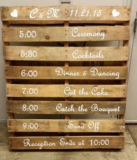 Wedding events time schedule on a pallet Pallet Wedding Decor, Chalkboards Ideas, Modern Wedding Diy, Ceremony Schedule, Wedding Pallet, Order Of The Day Sign, Pallet Wedding Signs, Order Of Wedding Ceremony, Wedding Ides