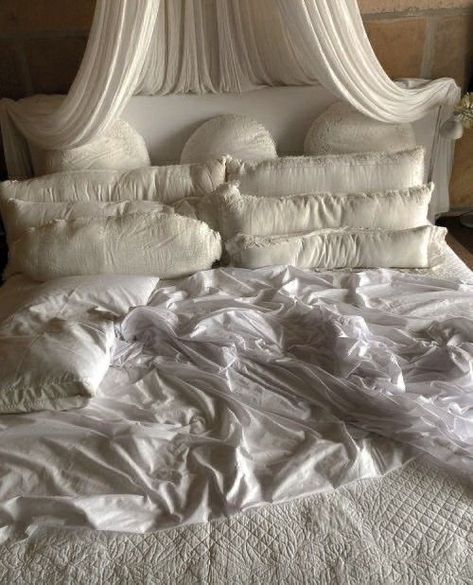 Evelyn Hugo, White Sheets, Pretty Room, Dreamy Room, Dream Apartment, House Room, Room Inspiration Bedroom, Aesthetic Bedroom, Dream Rooms