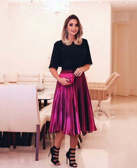 Magenta Outfits, Outfit Magenta, New Year's Outfit, Outfit New Year, Delicate Dress, Pleated Skirt Outfit, Outfits New Year, Full Midi Skirt, Pleated Skirt Dress