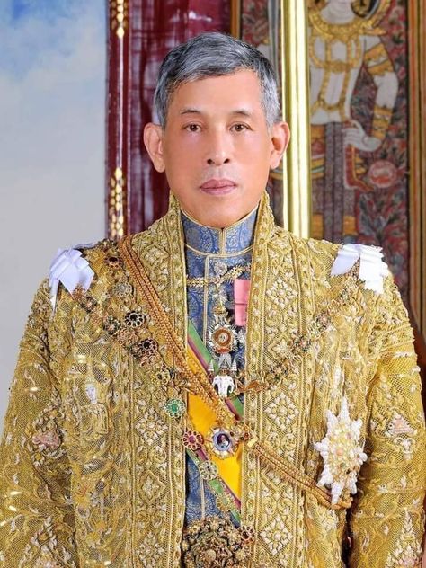 Thailand National Costume, King Rama 9, King Bhumibol Adulyadej, Bhumibol Adulyadej, King Bhumibol, National Costume, I Kings, Pretty Face, Royal Family