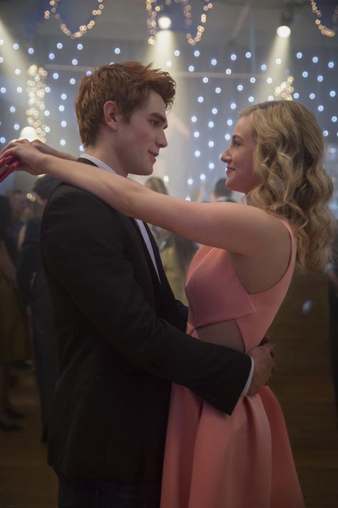 Archie (K.J. Apa) and Betty (Lili Reinhart) in the premiere. Photo: Diyah Pera/The CW Riverdale Archie And Betty, Riverdale Season 1, Riverdale Series, Riverdale Betty, Archie And Betty, Riverdale Aesthetic, Archie Andrews, Vanessa Morgan, Betty And Veronica