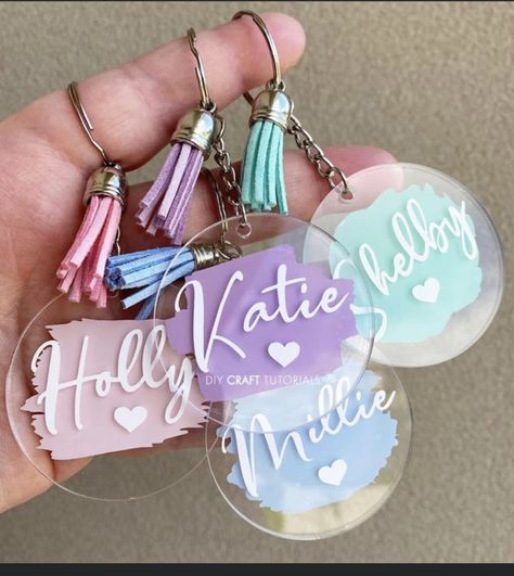 Seni Resin, Cricut Projects Easy, Idee Cricut, Keychain Craft, Acrylic Keychains, Diy Craft Tutorials, Keychain Design, Cricut Craft Room, Diy Cricut