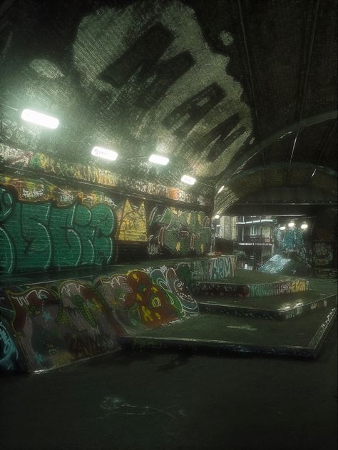 Abandoned Skate Park Aesthetic, Skater Emo Aesthetic, Nyc Skater Aesthetic, Skater Aethstetic, 90 Skater Aesthetic, Skating Aesthetic Night, London Grunge Aesthetic, Skate Punk Aesthetic, Skate Park Night