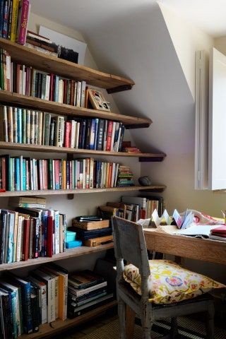 Bookshelf Ideas Living Room, Avocado Bathroom Suite, Cotswold Cottage, Cotswolds Cottage, Inside A House, Scandinavian Chairs, Cottage House Plans, Home Library, Cottage Homes