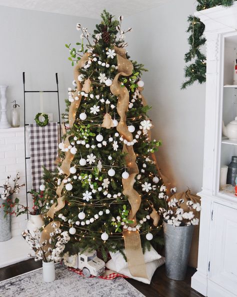 Making a simple cotton ball garland is a great, inexpensive alternative to the more expensive pom pom and felt garlands! Instagram @ourlittlewhitebungalow Cotton Ball Christmas Decor, Felt Ball Garland Christmas Tree, Cotton Ball Snow Garland, Pom Pom Garland Christmas Tree, Cotton Ball Garland, French Country Christmas Decor, White Bungalow, Xmas Inspiration, Felt Garlands