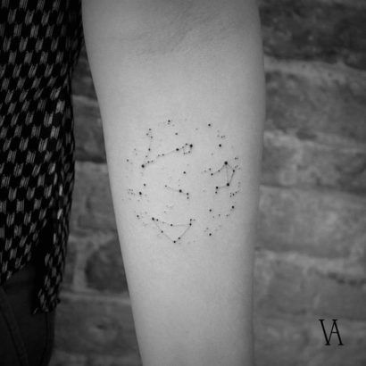 The sky’s the limit with these 31 dainty minimalist constellation tattoos — even your mum would love them! Capricorn Constellation Tattoo, Cosmos Tattoo, Space Tattoos, Inner Forearm Tattoo, Constellation Tattoo, Space Tattoo, Constellation Tattoos, Diy Tattoo, Top Tattoos