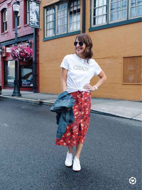 Skirts And Sneakers Outfit, Midi Skirt And Sneakers, Skirts And Sneakers, Nyc Summer Outfits, Sneakers Outfit Summer, Casual Tees, French Girl Style, Skirt And Sneakers, Floral Midi Skirt