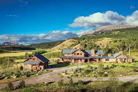 These mountain homes will have you dreaming of Big Sky Country until the cows come home. Mountain Modern Home Exterior, Montana Ranch House, Montana Interior Design, Pearson Design Group, Modern Home Exterior, Montana Landscape, Mountain Modern Home, Montana Ranch, Montana Mountains