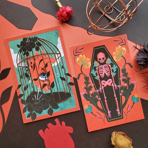 💀 🫀 Featuring hauntingly beautiful artwork of a skeleton in a coffin and a heart in a cage, this striking postcard set by @galactixy_illustrations is perfect for sending a fun and spooky greeting and will make you feel like you’re at an art gallery! 2 postcards are included. Art by: @galactixy_illustrationsWant more by this artist? Click here Coffin Painting Ideas, Postcard Art Ideas, Skeleton In A Coffin, Heart In A Cage, Spooky Prints, Spooky Illustration, Halloween Postcard, Postcard Ideas, Imprimibles Halloween